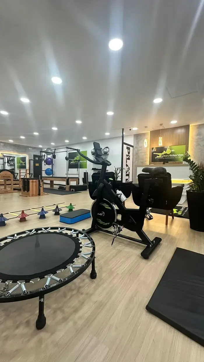 Área funcional e de cardio com cama elástica, bicicleta ergométrica, escada de agilidade e colchonetes